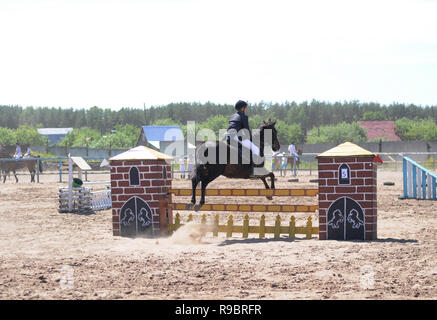 Kovrov, Russia. 1 Giugno 2014. Lo sport equestre in concorsi per bambini e giovani della scuola di sport. Cavaliere a cavallo prima della gara Foto Stock