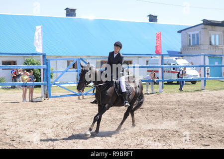 Kovrov, Russia. 1 Giugno 2014. Lo sport equestre in concorsi per bambini e giovani della scuola di sport Foto Stock