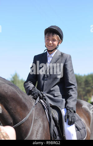 Kovrov, Russia. 1 Giugno 2014. Lo sport equestre in concorsi per bambini e giovani della scuola di sport. Cavaliere a cavallo prima della gara Foto Stock