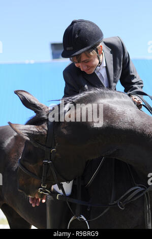 Kovrov, Russia. 1 Giugno 2014. Lo sport equestre in concorsi per bambini e giovani della scuola di sport. Cavaliere a cavallo prima della gara Foto Stock