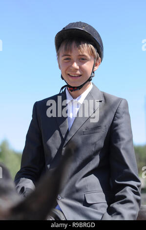 Kovrov, Russia. 1 Giugno 2014. Lo sport equestre in concorsi per bambini e giovani della scuola di sport. Cavaliere a cavallo prima della gara Foto Stock