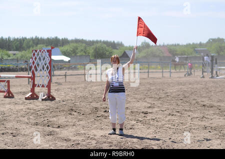 Kovrov, Russia. 1 Giugno 2014. Lo sport equestre in concorsi per bambini e giovani della scuola di sport. Arbitro arrestata la corsa Foto Stock