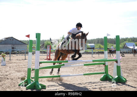 Kovrov, Russia. 1 Giugno 2014. Lo sport equestre in concorsi per bambini e giovani della scuola di sport Foto Stock