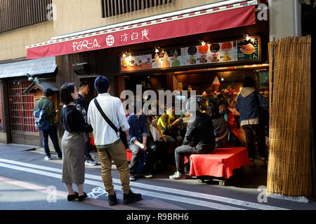 La folla al di fuori di un ristorante nei pressi del mercato Nishiki, Kyoto, Giappone Foto Stock