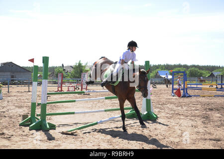 Kovrov, Russia. 1 Giugno 2014. Lo sport equestre in concorsi per bambini e giovani della scuola di sport Foto Stock