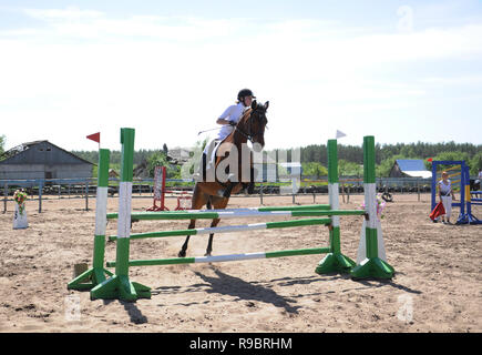 Kovrov, Russia. 1 Giugno 2014. Lo sport equestre in concorsi per bambini e giovani della scuola di sport Foto Stock