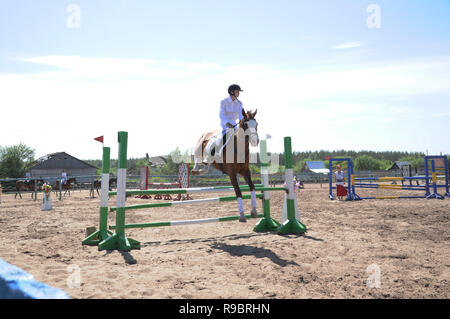 Kovrov, Russia. 1 Giugno 2014. Lo sport equestre in concorsi per bambini e giovani della scuola di sport Foto Stock