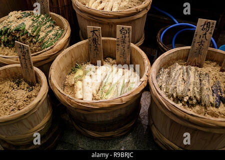 Pressione di stallo di cibo all'interno mercato Nishiki, Kyoto, Giappone Foto Stock