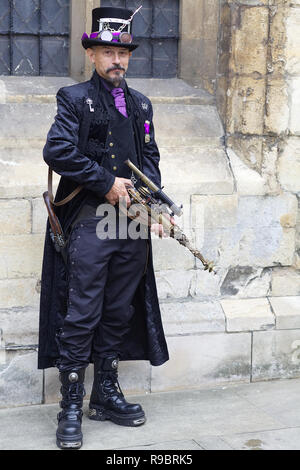 Gli appassionati di steampunk presso la Cattedrale di Lincoln Foto Stock