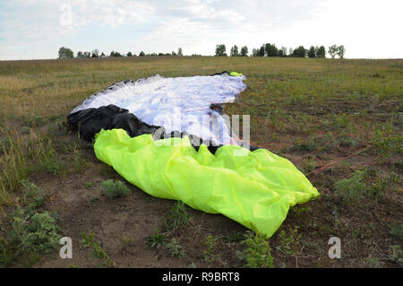 Vladimir regione, la Russia. Il 14 giugno 2014. Quartieri di villaggio Melekhovo. Powered ala di parapendio sul campo Foto Stock