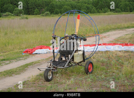 Vladimir regione, la Russia. Il 14 giugno 2014. Quartieri di villaggio Melekhovo. Powered parapendio sul campo Foto Stock