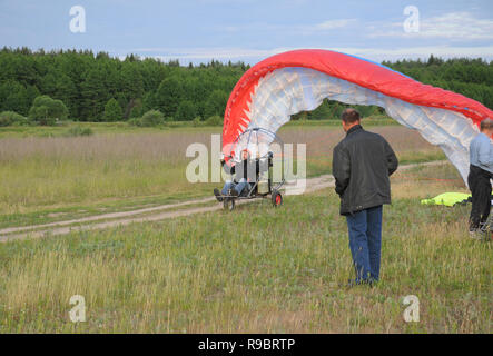 Vladimir regione, la Russia. Il 14 giugno 2014. Quartieri di villaggio Melekhovo. Powered parapendio in fuga per il decollo Foto Stock