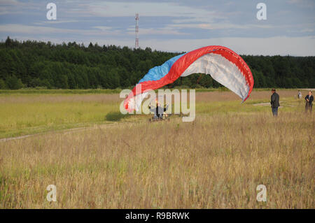 Vladimir regione, la Russia. Il 14 giugno 2014. Quartieri di villaggio Melekhovo. Powered parapendio in fuga per il decollo Foto Stock