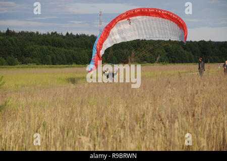 Vladimir regione, la Russia. Il 14 giugno 2014. Quartieri di villaggio Melekhovo. Powered parapendio in fuga per il decollo Foto Stock