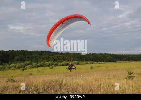 Vladimir regione, la Russia. Il 14 giugno 2014. Quartieri di villaggio Melekhovo. Powered parapendio è il volo di partenza Foto Stock