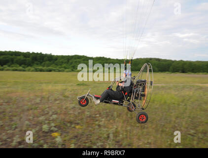 Vladimir regione, la Russia. Il 14 giugno 2014. Quartieri di villaggio Melekhovo. Powered decollo di parapendio Foto Stock