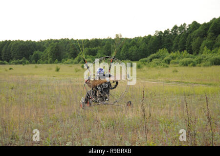 Vladimir regione, la Russia. Il 14 giugno 2014. Quartieri di villaggio Melekhovo. Powered parapendio in fuga per il decollo Foto Stock