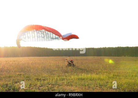 Vladimir regione, la Russia. Il 14 giugno 2014. Quartieri di villaggio Melekhovo. Powered terre di parapendio sul campo Foto Stock