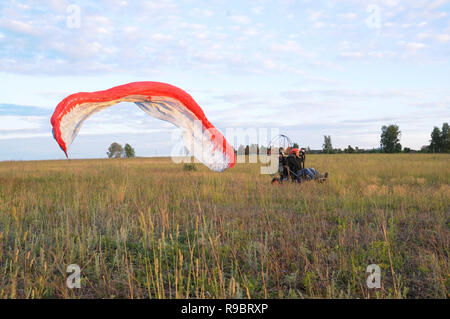 Vladimir regione, la Russia. Il 14 giugno 2014. Quartieri di villaggio Melekhovo. Powered parapendio in fuga per il decollo Foto Stock