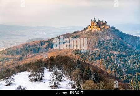 Vista invernale di Hohenzollern Castello nel Baden-Württemberg, Germania Foto Stock