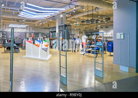 SAINT PETERSBURG, Russia - circa maggio, 2018: ingresso al Nike store in Galeria Shopping center. Foto Stock