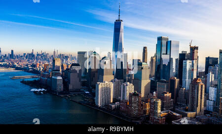 Vista aerea di One World Trade Center e il centro di Manhattan, New York City, Stati Uniti d'America Foto Stock