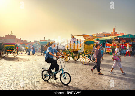 Scena di strada sulla famosa piazza del mercato Djemaa el Fna a Medina di Marrakesh trimestre. Marrakech, Marocco, Africa del Nord Foto Stock