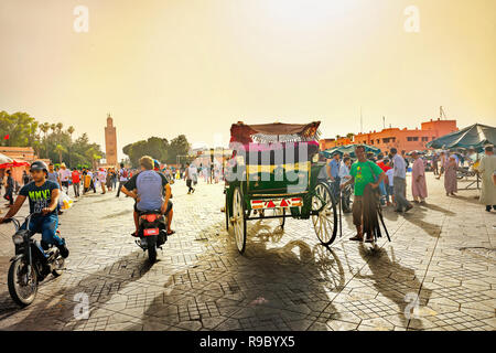 Scena di strada sulla famosa piazza del mercato Djemaa el Fna a Medina di Marrakesh trimestre. Marrakech, Marocco, Africa del Nord Foto Stock