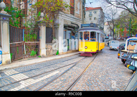 Lisbona, Portogallo-17 Ottobre, 2017: Famosi a scartamento ridotto giallo Lisbona linee del tram, un punto di riferimento di Lisbona attrazione turistica Foto Stock