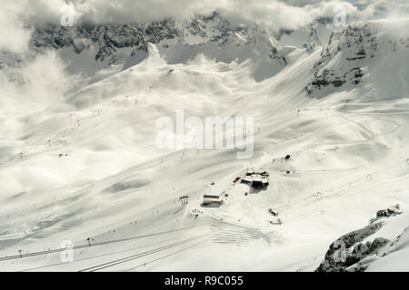 Impianti di risalita nelle Alpi in inverno Foto Stock