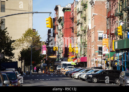 NEW YORK - STATI UNITI - 03 novembre 2018. New York City Style appartamento edifici con scale di emergenza lungo Mott Street nella Chinatown prossimo Foto Stock