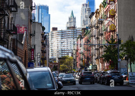 NEW YORK - STATI UNITI - 03 novembre 2018. New York City Style appartamento edifici con scale di emergenza lungo Mott Street nella Chinatown prossimo Foto Stock