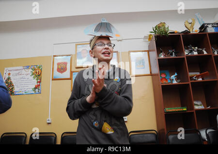 Kovrov, Russia. Il 26 dicembre 2014. Nel club per bambini "Atlas" è un festoso evento dedicato al nuovo anno. I bambini a giocare il gioco Foto Stock