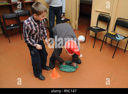 Kovrov, Russia. Il 26 dicembre 2014. Nel club per bambini "Atlas" è un festoso evento dedicato al nuovo anno. I bambini a giocare il gioco Foto Stock