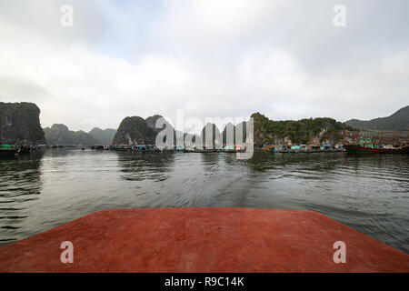 Un turista in barca a vela è sull'acqua della baia di Ha Long in Vietnam. Foto Stock