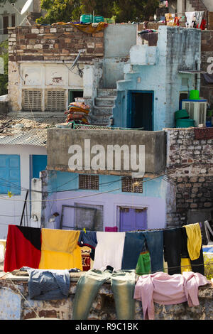 Vista ravvicinata di alcuni tetti con vestiti appesi ad asciugare in città blu di Jodhpur, India. Foto Stock