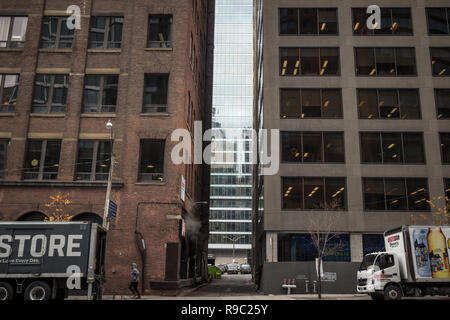 TORONTO, Canada - 13 novembre 2018: Dead End Street presso il fondo di grattacieli nel centro cittadino di Toronto, Ontario, Canada, nel CBD. con consegna truc Foto Stock