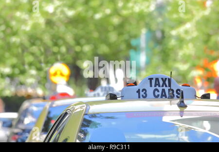 Un servizio taxi per i passeggeri nel centro di Melbourne in Australia Foto Stock