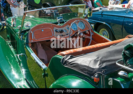 Vintage MG T Tipo sportscar interno sul display in Old Gaffers Festival, Yarmouth, Isola di Wight Foto Stock