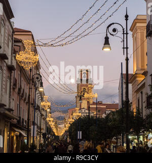 Vista lungo la strada "Corso Italia" con la luna in avanti, il tempo di Natale, Sorrento, regione Campania, Italia Foto Stock