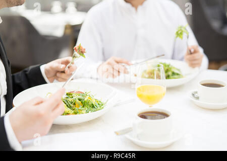 Mangiare insalate per pranzo Foto Stock