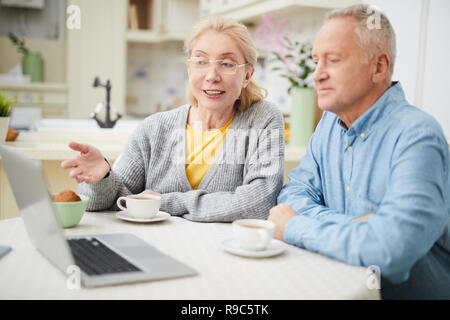 Trascorrere il tempo libero in cucina Foto Stock