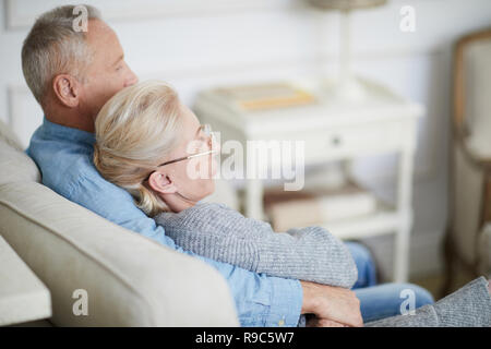 Guardando la TV a casa Foto Stock