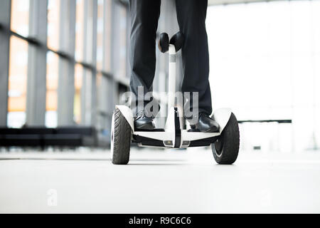 In movimento su hoverboard Foto Stock