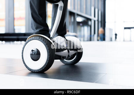 Umano su hoverboard Foto Stock