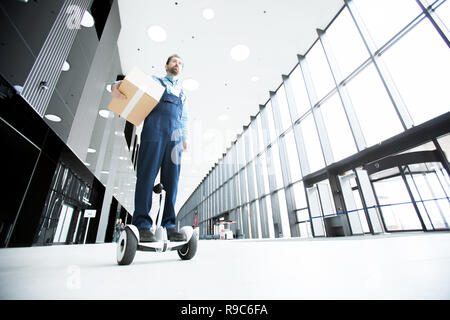 Corriere su hoverboard Foto Stock