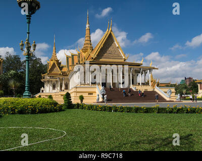 La magnifica sala trono contenente la Sala del Trono del Palazzo Reale di Phnom Penh Cambogia Asia in Royal Palace Gardens Foto Stock