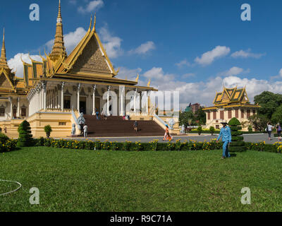 Magnifica sala trono contenente la Sala del Trono del Palazzo Reale di Phnom Penh Cambogia Asia in Royal Palace Gardens Hor Samran Phirun pavilion a destra s Foto Stock