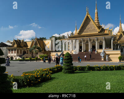 Magnifica sala trono contenente la sala del trono e Damnak Chan Royal Palace Phnom Penh Cambogia Asia in Royal Palace Gardens Foto Stock