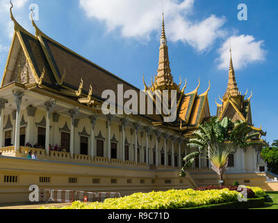 Magnifica sala trono contenente la sala del trono e Damnak Chan Royal Palace Phnom Penh Cambogia Asia in Royal Palace Gardens Foto Stock